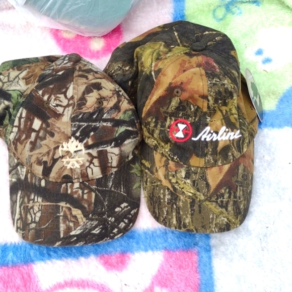 Mossy Oak and Bonus Hats - Picture 1 of 4